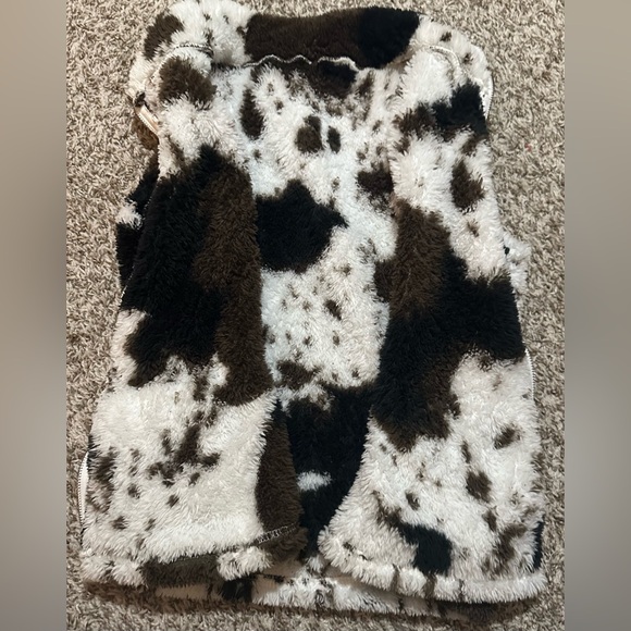 Cow Print Faux Fur Vest – Women’s Size Medium – Zip Front with Pockets - Picture 3 of 6